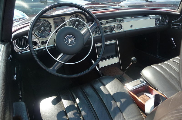 1969_Mercedes-Benz_280_SL_-_interior_(9040945606)